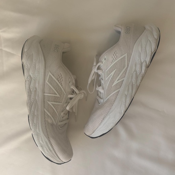 New Balance white fresh foam women's running shoes - Picture 1 of 7